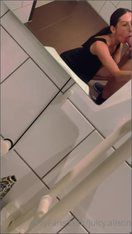 Juicy Alison - Part 1 at the Rest Stop (Sorry for This Bad Filming) [UltraHD/2K 1920p] (Amateur)