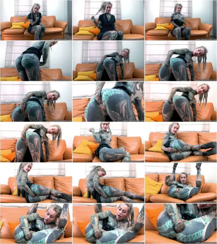 Anuskatzz  - Sexy tattooed & pierced pornstar Anuskatzz self anal fisting and prolapse on the couch 04.10.2024 [FullHD 1080p] (Alex Extreme)