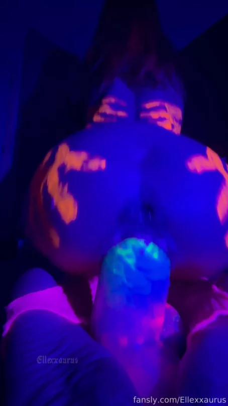 Ellexxaurus - UV light and paints feels so trippy I loveee it and the dildo is huge (09.02.2025) [2K 3840p] (Dildo)