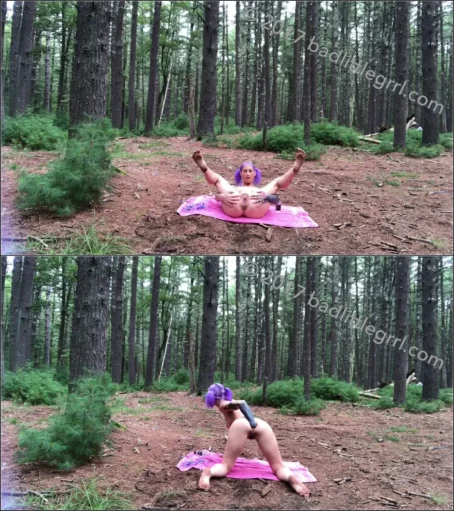 Badlittlegrrl - Fisting in the forest [FullHD 1080p] (Manyvids)