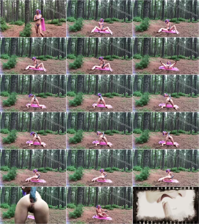 Badlittlegrrl - Fisting in the forest [FullHD 1080p] (Manyvids)