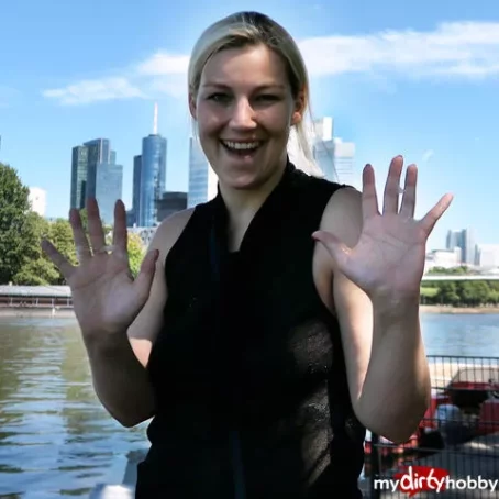 DaddysLuder - Heimlicher Handjob mitten in Frankfurt! Mega Public mit viel Sperma [FullHD 1080p] (MDH)
