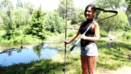 Lilith - Un gros poisson pour Lilith, guide de peche ! [FullHD 1080p] (JacquieetMichelTV)