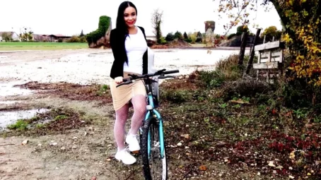 Nila - Dans un coin de campagne chez Nila, 27ans - 15.11.2018 [FullHD 1080p] (JacquieetMichelTV)