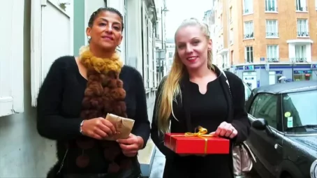 Jess, Sonia - Une sacree surprise avec Jess et Sonia – 27.11.2018 [FullHD 1080p] (JacquieetMichelTV)