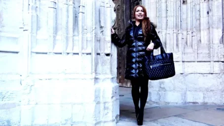 Ilona - Guide touristique, Ilona, 25ans, decouvre J&M - 09.01.2019 [FullHD 1080p] (JacquieetMichelTV)