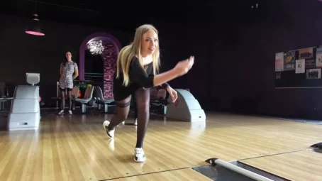 Liza, Gwen - Liza et Gwen, 27ans, s'amusent au bowling (22.02.2019) [FullHD 1080p] (JacquieetMichelTV)