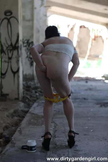 DirtyG@rdenGirl - Both holes fisted in old factory (27.12.2018) [HD 720p] (DirtyG@rdenGirl)