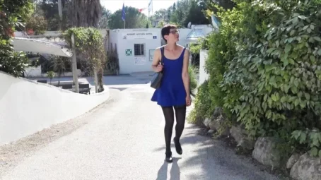 Deby - Toute en rouge, Deby, 40ans, continue ses experiences (23.04.2019) [FullHD 1080p] (JacquieetMichelTV)