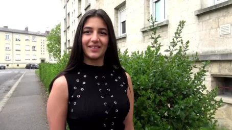 Anna - Trois hommes pour Anna, 18ans, qui recoit dans sa cite - 01.05.2019 [FullHD 1080p] (JacquieetMichelTV)
