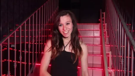 Yumi - Exhib au cine et baise avec deux mecs : Yumi, 18ans, ose tout - 15.05.2019 [FullHD 1080p] (JacquieetMichelTV)
