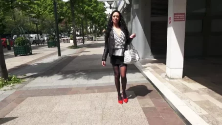 Juliana - Juliana, 35ans, fait souvent des choses un peu folles (19.05.2019) [FullHD 1080p] (JacquieetMichelTV)