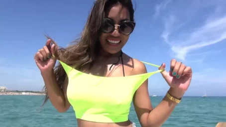 Poopea - Elle prefere le sexe en mer : Poopea, 27ans (28.08.2019) [FullHD 1080p] (JacquieetMichelTV)