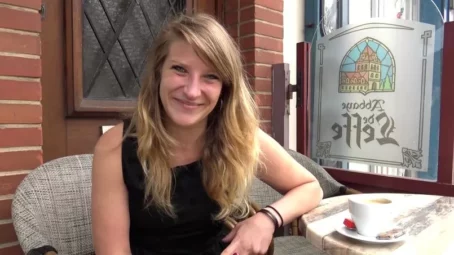 Emma - A Calais, Emma, 30ans, ne fait pas dans la dentelle (10.09.2019) [FullHD 1080p] (JacquieetMichelTV)