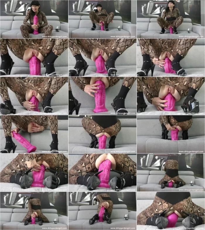 DirtyGardenGirl - Anal alien dildo from from Mrhankeystoys fucking and big prolapse (12.03.2020) [FullHD 1080p] (DirtyGardenGirl)