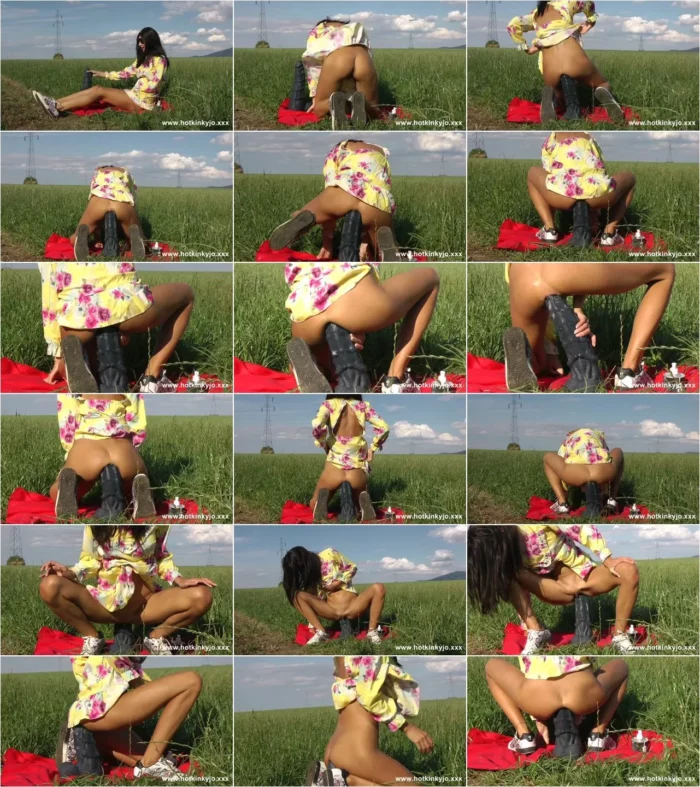 Hotkinkyjo - Fucking XXXL Seahorse dildo, gape & prolapse on the grassland (06.09.2020) [FullHD 1080p] (Dildo)