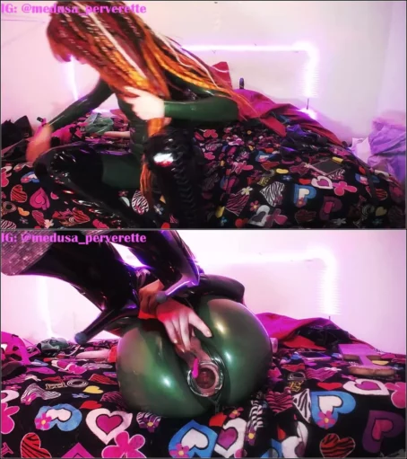 KinkyMedusa - Straighjacket and Plug in green latex [HD 720p] (Dildo)