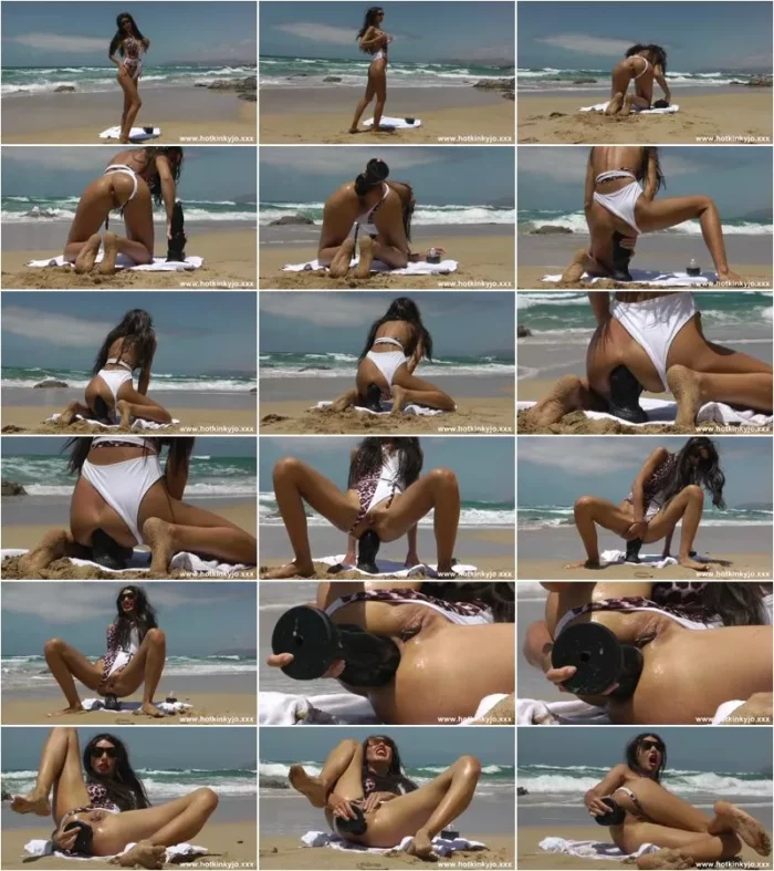 Hotkinkyjo - Hotkinkyjo in sexy monokini fuck big Beowulf dildo & anal prolapse on the beach (23.01.2022) [FullHD 1080p] (Dildo)