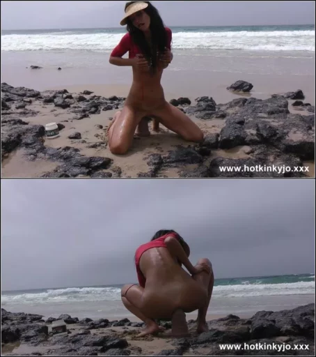 Hotkinkyjo - Hotkinkyjo at the beach take huge dildo from mrhankey in her anal hole, belly bulge & prolapse (15.05.2022) [FullHD 1080p] (Dildo)