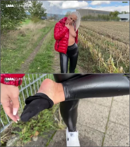 Lara-CumKitten - Public Leggings pss - Sexy in Daunenjacke und Sneakern [FullHD 1080p] (MDH)