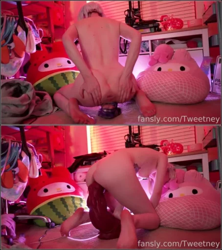 Tweetney - Lucy takes 2 new enemies 01.11.2022 [UltraHD/4K 2160p] (Dildo)