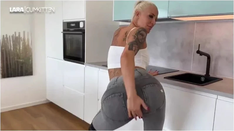 Play video: Lara-CumKitten – FICK MICH in Jeans und Stiefeln – XXXL FACIAL weg GESCHLUCKT [FullHD 1080p] (MDH)