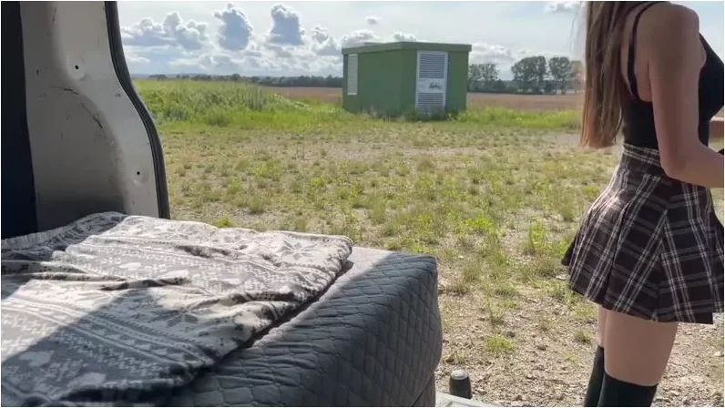 Play video: Luna_Lou – OMG Freches Nympho-Teen auf dem Feld gefickt – Vom Mitarbeiter erwischt und weggebumst [FullHD 1080p] (MDH)