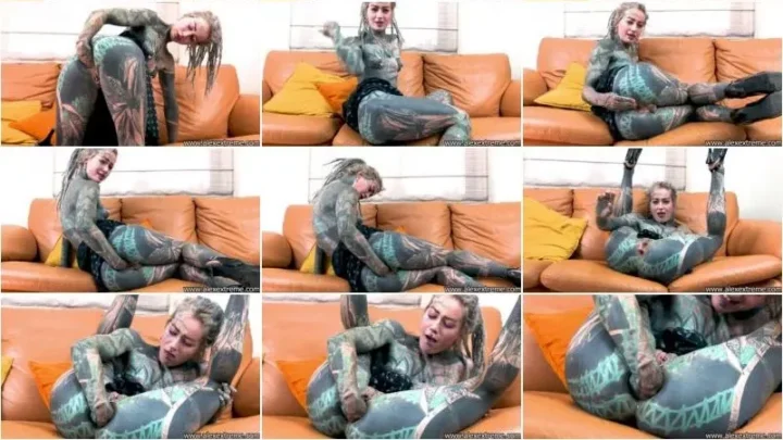 Screenshot 2 from Anuskatzz  – Sexy tattooed & pierced pornstar Anuskatzz self anal fisting and prolapse on the couch 04.10.2024 [FullHD 1080p] (Alex Extreme)
