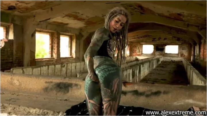 Anuskatzz  – Anuskatzz self anal fisting & prolapse in ruined cellulose factory 13.12.2024 [FullHD 1080p] (Alex Extreme)