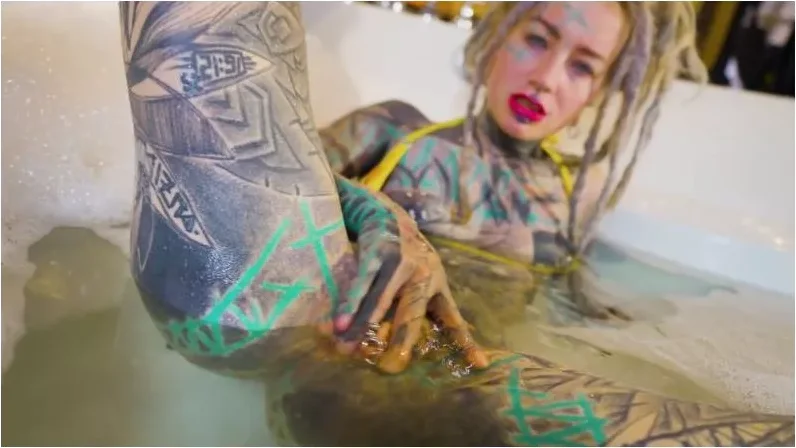 Play video: Anuskatzz – Badewanne spiele – Anal bis ich squirte [FullHD 1080p] (MDH)