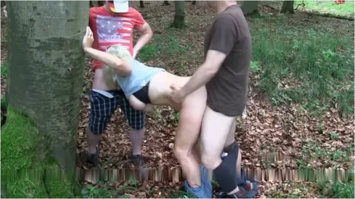 Screenshot 1 from Zoey-Jolie – Von 3 Spannern abgefickt – Public AO [FullHD 1080p] (MDH)