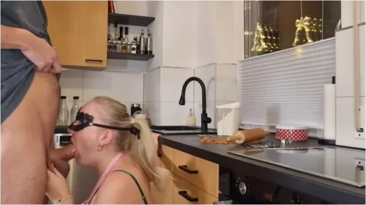 germanmaskedlucie – VERBOTEN! Weihnachtsbackerei eskaliert – Verheirateter Jurgen knallt seine Nachbarsschlampe [FullHD 1080p] (MDH)