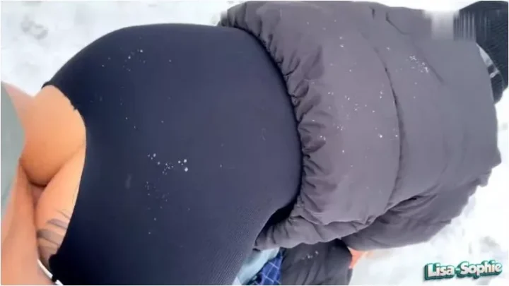 Screenshot 1 from Lisa_Sophie – Beim Rodeln hart reingerutscht – Outdoorfick bei -8 Grad [FullHD 1080p] (MDH)