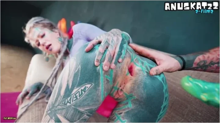 Anuskatzz – Tatowierter hippie fickt sich mit dildo mit grossem schwanz anal [FullHD 1080p] (MDH)