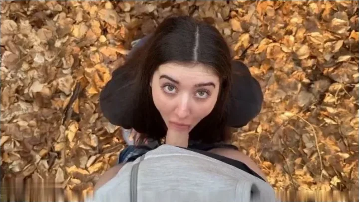 LeahSnuSnu – Schwanz Abmelkung im Wald – Ich schlucke alles – Blowjob und Deepthroat [HD 720p] (MDH)
