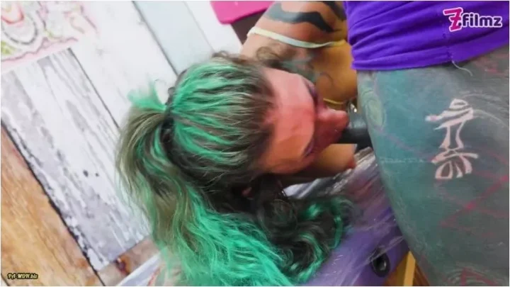 Z-Filmz – Wahrend der tattoo Session gefickt – Schlampiger blowjob und Squirting [FullHD 1080p] (MDH)