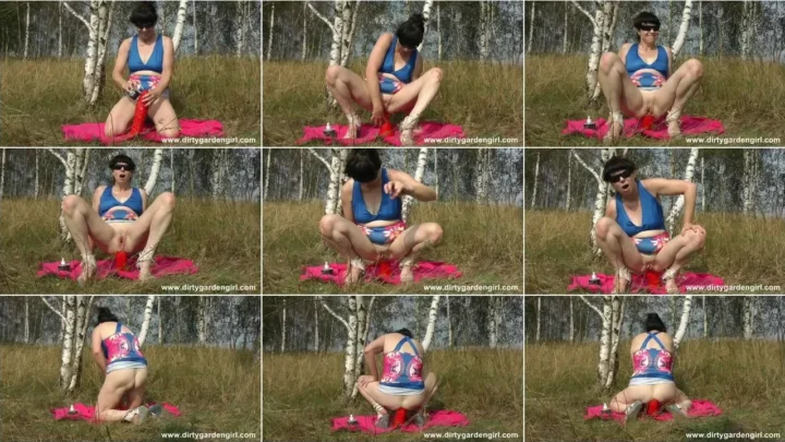 Screenshot 1 from Dirtygardengirl – Dirtygardengirl fuck her dirty ass with Dragon dildo from mr. Hankey Toys outdoor (24.10.2019) [FullHD 1080p] (Dirtygardengirl)