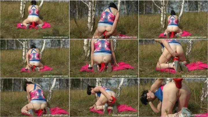 Screenshot 2 from Dirtygardengirl – Dirtygardengirl fuck her dirty ass with Dragon dildo from mr. Hankey Toys outdoor (24.10.2019) [FullHD 1080p] (Dirtygardengirl)