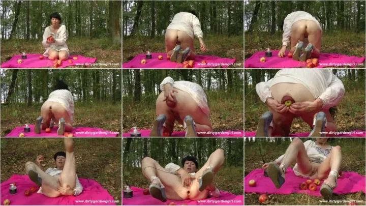 Screenshot 1 from Dirtyg@rdengirl – Dirtygardengirl put lots of apples inside her anal hole in the forest (28.11.2019) [FullHD 1080p] (Dirtyg@rdengirl)