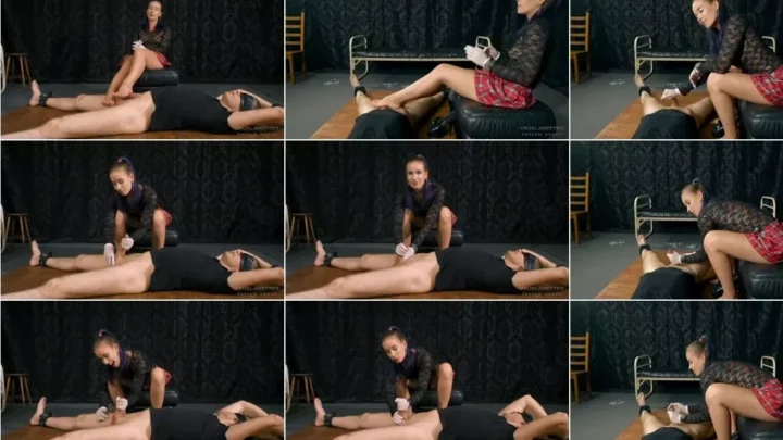 Screenshot 3 from Mistresses Anette, Kittina – MOIST FEET & HANDS [HD 720p] (Cruel Anettes Fetish Store)