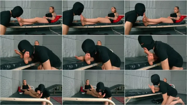 Screenshot 3 from Mistresses Anette, Kittina – NAKED SOLES LICKING [HD 720p] (Cruel Anettes Fetish Store)