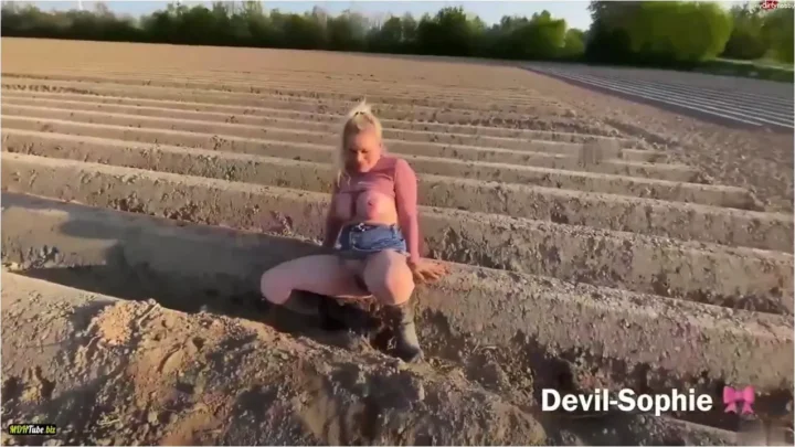 Screenshot 1 from devil-sophie – Reiterstiefel Feld Fick – auf dem Lehmhugel eingelocht – Extrem Sperma Stiefel Ladung [HD 720p] (MDH)