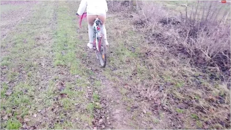 Play video: Lara_Bergmann – Pimp my Bike Part2 – Christmas Edition [FullHD 1080p] (MDH)
