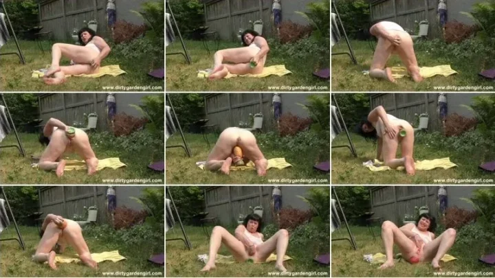 Screenshot 2 from Dirtygardengirl  – Dirtygardengirl take in ass pinaple dildo in the garden & anal prolapse (07.10.2021) [FullHD 1080p] (Dildo)